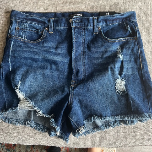 Shorts - Picture 3 of 4